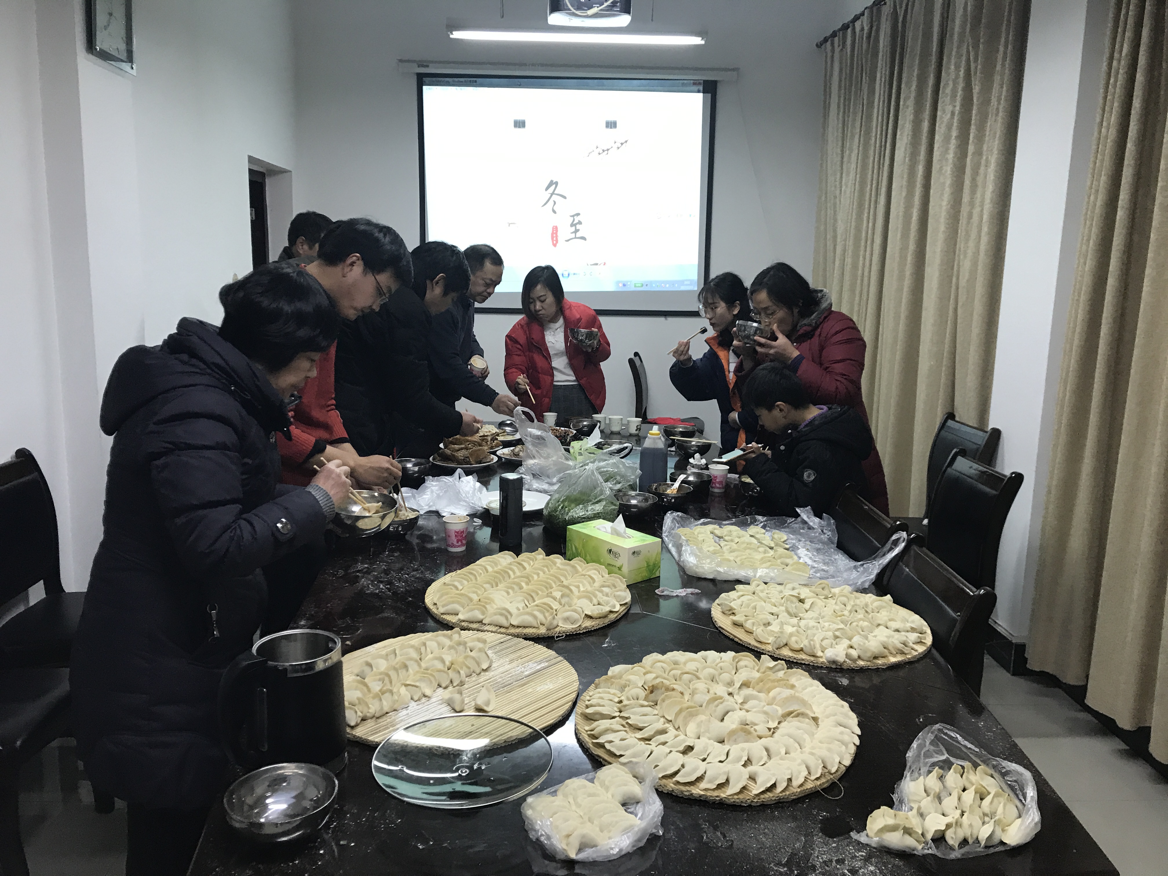 基建处举办"我们的节日·迎冬至包饺子活动"